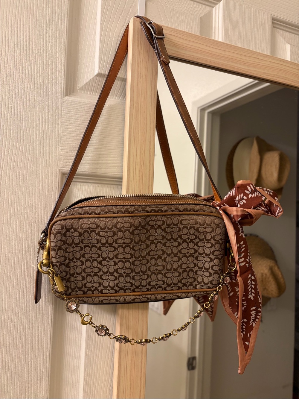 Coach 🤎 Vintage Y2K Tan and Brown Signature Jacquard shoulder camera Bag Purse